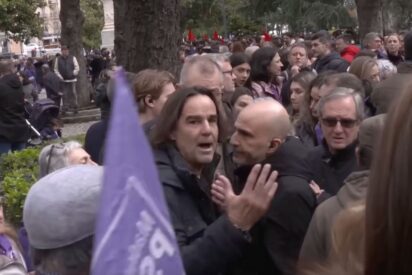 Cake Minuesa y el agente policial que impidi&oacute; que el reportero pudiera ejercer sus funciones.