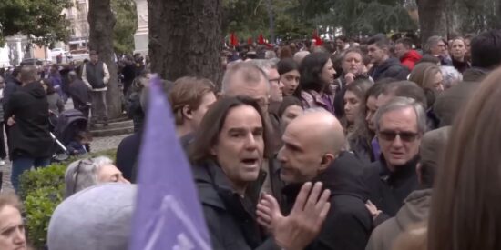 Cake Minuesa y el agente policial que impidi&oacute; que el reportero pudiera ejercer sus funciones.