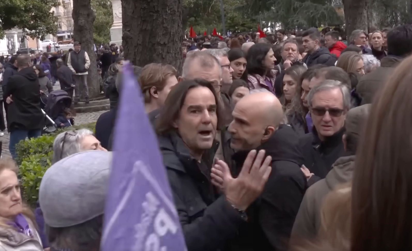 Cake Minuesa y el agente policial que impidi&oacute; que el reportero pudiera ejercer sus funciones.