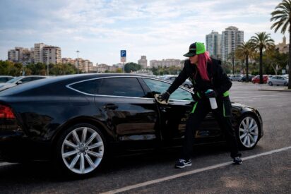 Valencia, pionera en servicios urbanos de vanguardia: limpieza de coches en el lugar de estacionamiento