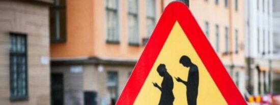 Cruzar la calle mirando el móvil