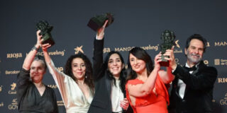 El equipo de la película 'Los Domingos' posa con los Goya 2026
