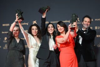 El equipo de la película 'Los Domingos' posa con los Goya 2026