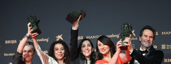 El equipo de la película 'Los Domingos' posa con los Goya 2026