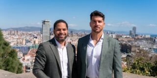 El secretario general de Vox, Ignacio Garriga, con el piragüista Cristian Toro