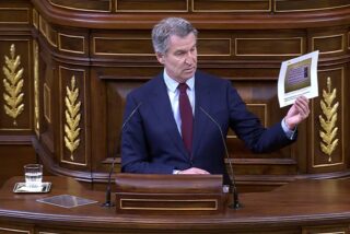 Alberto N&uacute;&ntilde;ez Feij&oacute;o mostrando la foto de la verg&uuml;enza.