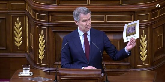 Alberto N&uacute;&ntilde;ez Feij&oacute;o mostrando la foto de la verg&uuml;enza.