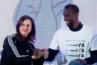 La secretaria general de Podemos, Ione Belarra, y su secretario de antirracismo, el mantero Mbayé