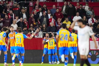 Los jugadores del Valencia celebran el gol de Hugo Duro en el partido Sevilla-Valencia