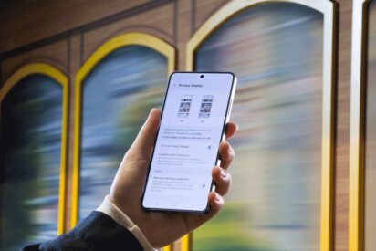 La nueva ansiedad digital: 8 de cada 10 espa&ntilde;oles temen que alguien mire su pantalla en p&uacute;blico