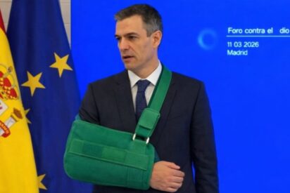 Pedro Sánchez con el brazo en cabestrillo