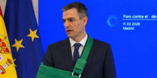 Pedro Sánchez con el brazo en cabestrillo