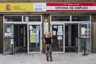 Casi 1 mill&oacute;n de personas cobran paro sin haber cotizado previamente a la Seguridad Social