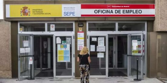 Casi 1 mill&oacute;n de personas cobran paro sin haber cotizado previamente a la Seguridad Social