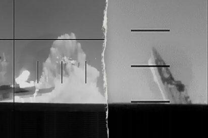 Rl momento del hundimiento del barco iraní, alcanzado por un torpedo submarino.