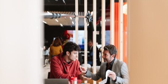 Sergio G. Abelaira y Arturo Valls dan vida a Rafa y a Martín en la serie de Banco Santander