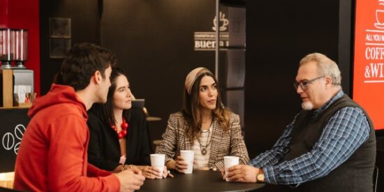 Sergio G. Abelaira, Diana Fenochio, Andrea Laro y Juan Diego Bueno, en una secuencia de Café para Cinco