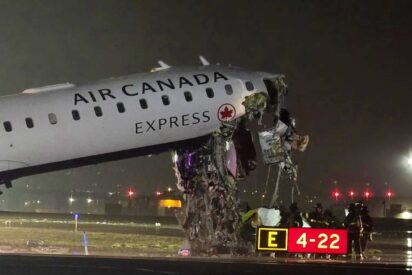 Mueren dos personas tras chocar un avi&oacute;n con un cami&oacute;n de bomberos en el aeropuerto de La Guardia