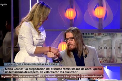 La ganadera &lsquo;azota-podemitas&rsquo; se levanta del plat&oacute; y sorprende a todos con un regalo a Pablo Fern&aacute;ndez