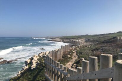 La senda costera del litoral que va del faro de Cabo Mayor a la Virgen del Mar.