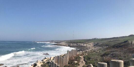 La senda costera del litoral que va del faro de Cabo Mayor a la Virgen del Mar.