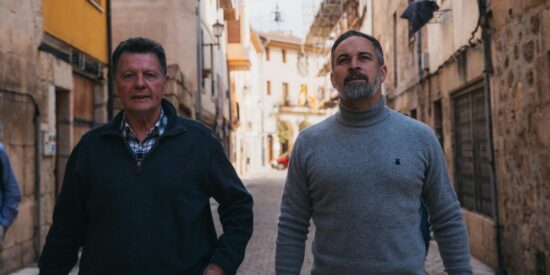 Rojo y Abascal paseando por Pancorbo, Burgos. 