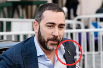 Aldama y su pin en la solapa