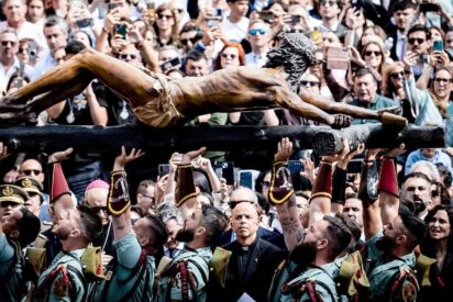 La presidenta madrile&ntilde;a vive en primera fila la pasi&oacute;n de la Semana Santa malague&ntilde;a