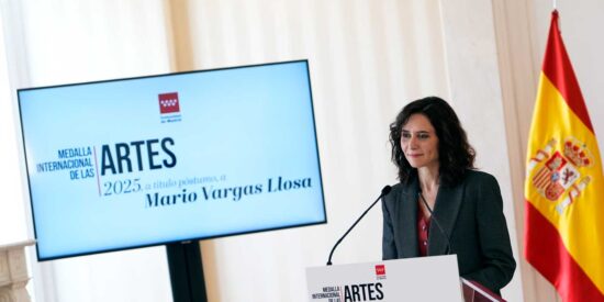Ayuso rinde homenaje p&oacute;stumo a Mario Vargas Llosa con la Medalla Internacional de las Artes