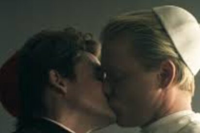 El beso del Papa en Netflix (Sandman)
