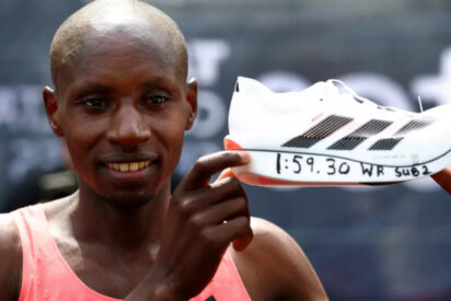 El keniano Sabastian Sawe celebra su record con una zapatilla Pro Evo 3 de Adidas