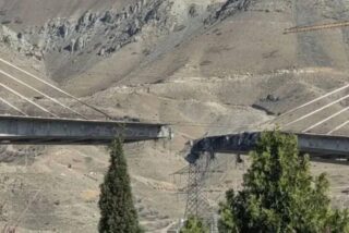 El puente iraní destruido