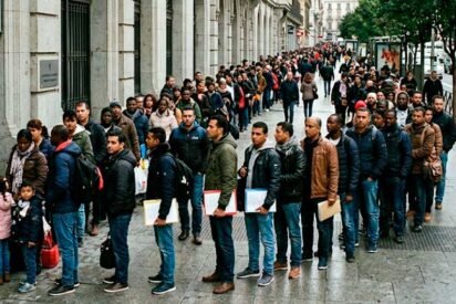 Largas colas y colapso t&eacute;cnico marcan el debut presencial de la regularizaci&oacute;n masiva de S&aacute;nchez