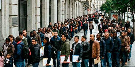 Largas colas y colapso t&eacute;cnico marcan el debut presencial de la regularizaci&oacute;n masiva de S&aacute;nchez