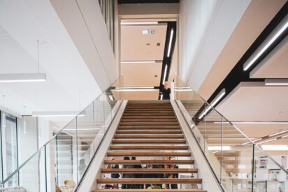 La Mediateca de Bayona refuerza su continuidad visual y cumplimiento normativo con barandillas de Comenza