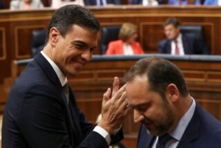 Pedro S&aacute;nchez aplaude a Jos&eacute; Luis &Aacute;balos.