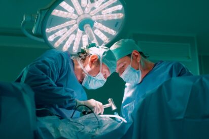 Neurocirujanos de Vithas advierten sobre el dolor de espalda, una de las principales causas de baja m&eacute;dica