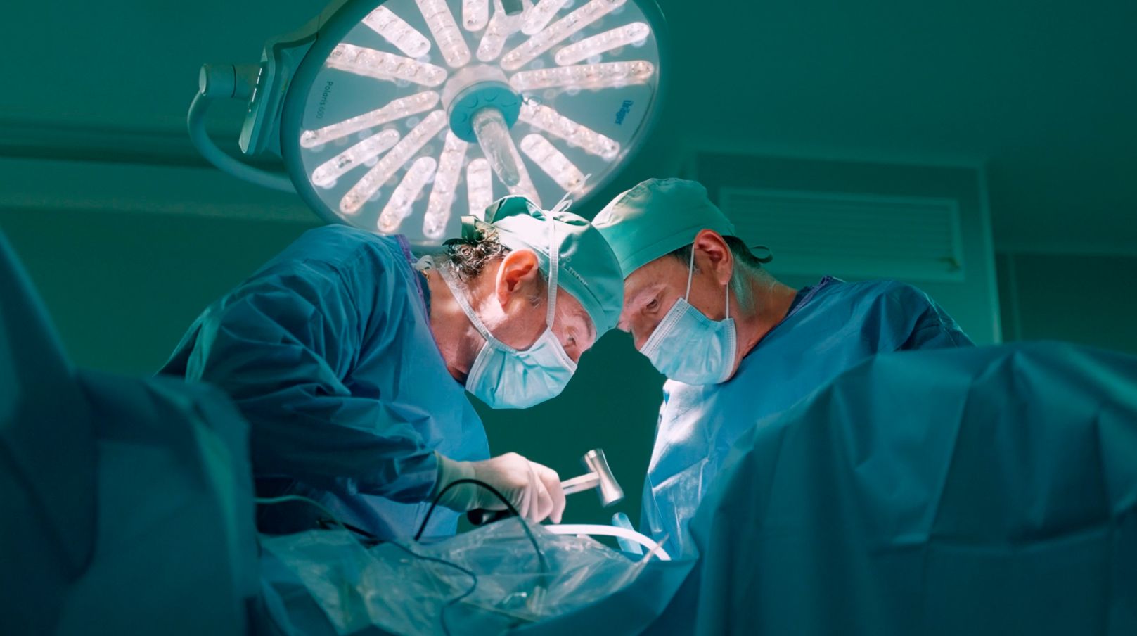 Neurocirujanos de Vithas advierten sobre el dolor de espalda, una de las principales causas de baja m&eacute;dica