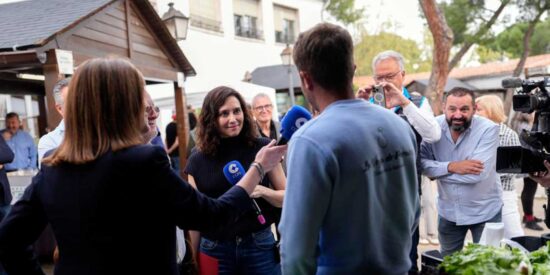 Ayuso refuerza las ayudas al sector agrario con m&aacute;s fondos y oportunidades para nuevos agricultores