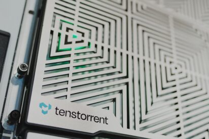 Tenstorrent permite la IA a escala con rendimiento l&iacute;der en la industria con novedosa arquitectura en la red