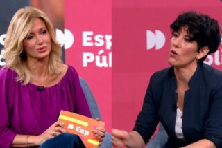 Susanna Griso mira con alucine a Elma S&aacute;inz. 