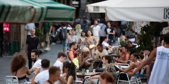 Bares repletos, campos desiertos: el mapa desigual del empleo en Espa&ntilde;a