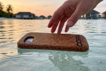 CORK PRO TECH, una funda flotante para evitar la p&eacute;rdida del m&oacute;vil en el agua