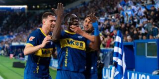 Los jugadores del Alav&eacute;s celebran el triunfo clave frente al Barcelona.