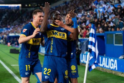 Los jugadores del Alav&eacute;s celebran el triunfo clave frente al Barcelona.
