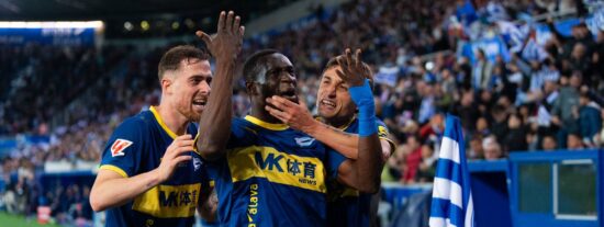 Los jugadores del Alav&eacute;s celebran el triunfo clave frente al Barcelona.