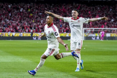 Alexis Sánchez celebra su gol en el Sevilla-Real Sociedad