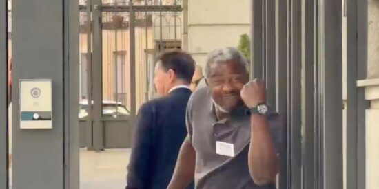 Bertrand Ndongo entrando en el Congreso.