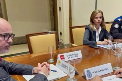 El delegado del Gobierno Sánchez en Madrid, Francisco Martín, y la silla vac&iacute;a