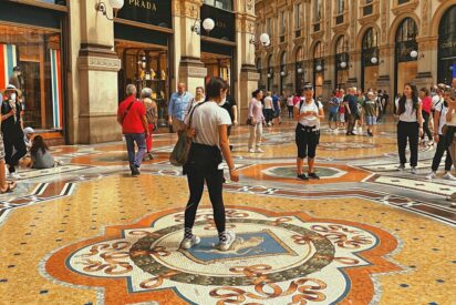 Mujer haciendo el ritual de la suerte sobre el toro de la Galer&iacute;a Vittorio Emanuele II